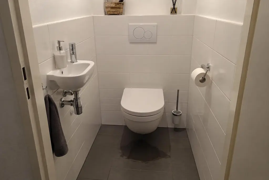 Lekdetectie Ridderkerk – natte vloer bij een toilet