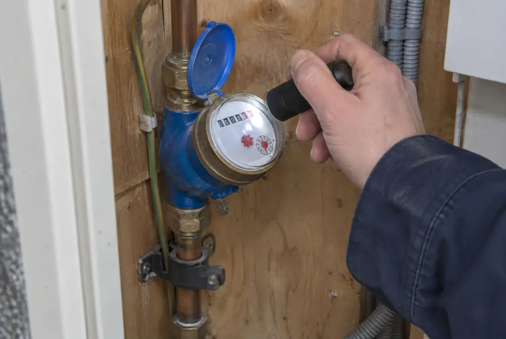 Lekdetectie Ridderkerk – watermeter in de meterkast controleren met een zaklamp